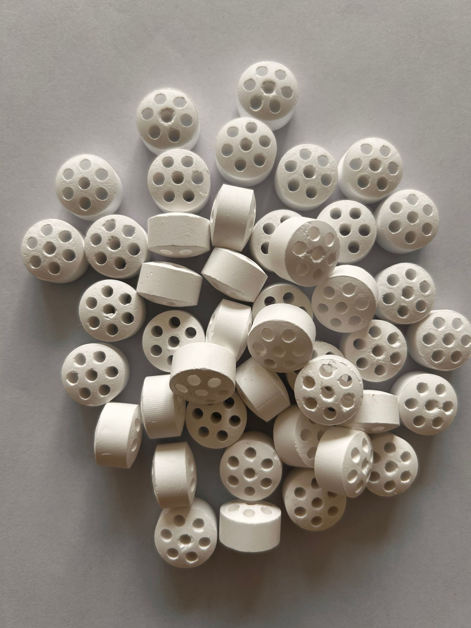 7 Hole 16.5mm 14mm Customizable Properties Alumina Catalyst Support